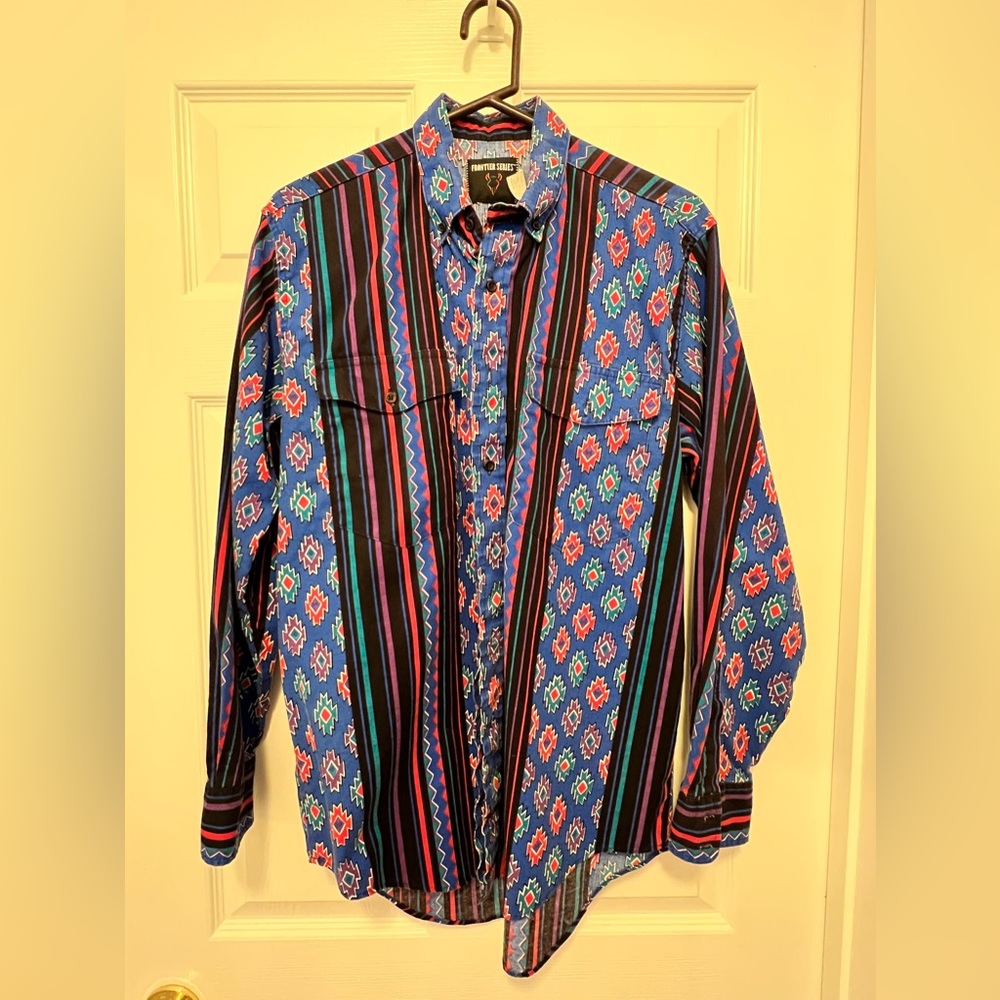 Men’s vintage frontier size medium shirt. Minimal used condition.